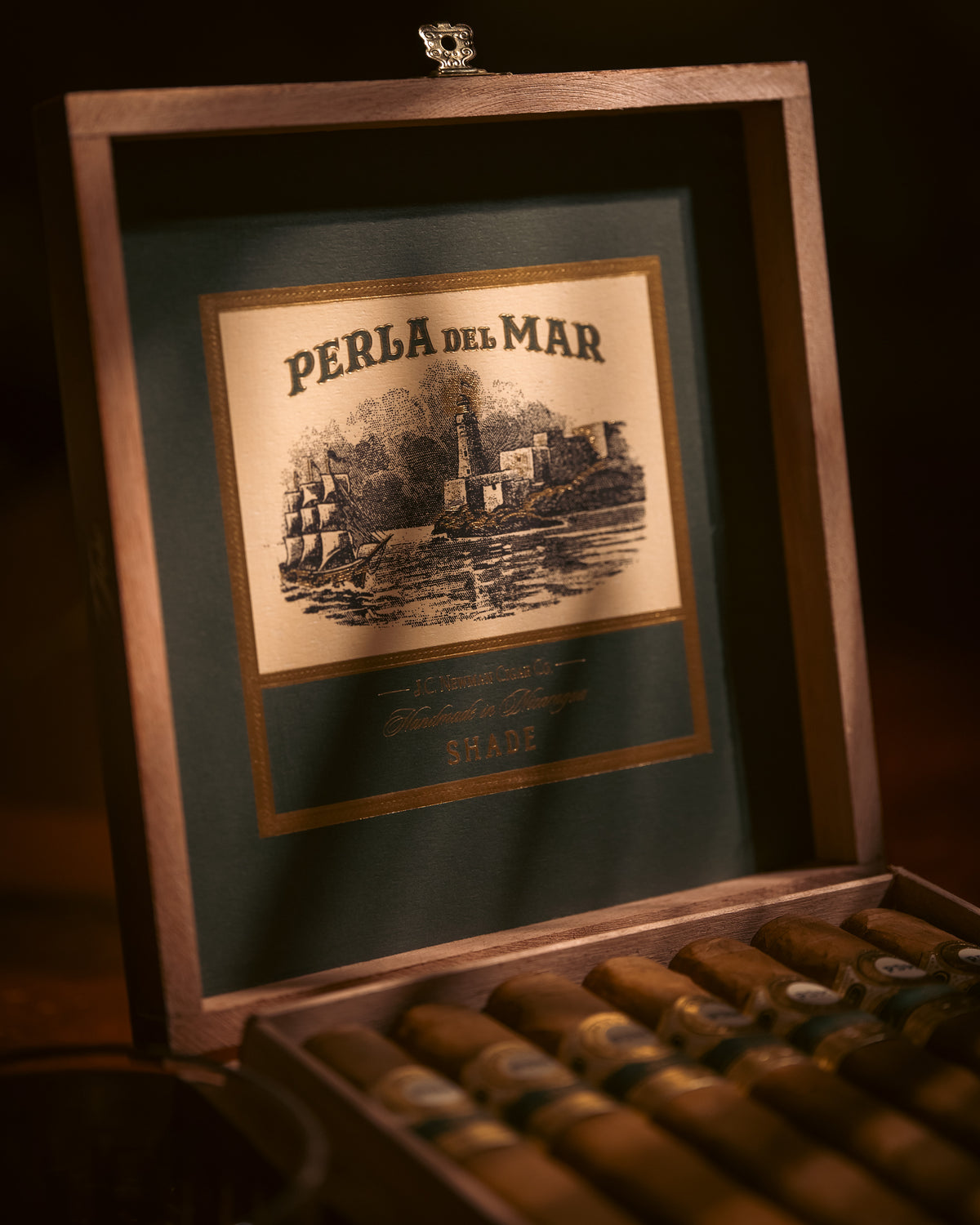 Open box of Perla del Mar Shade cigars